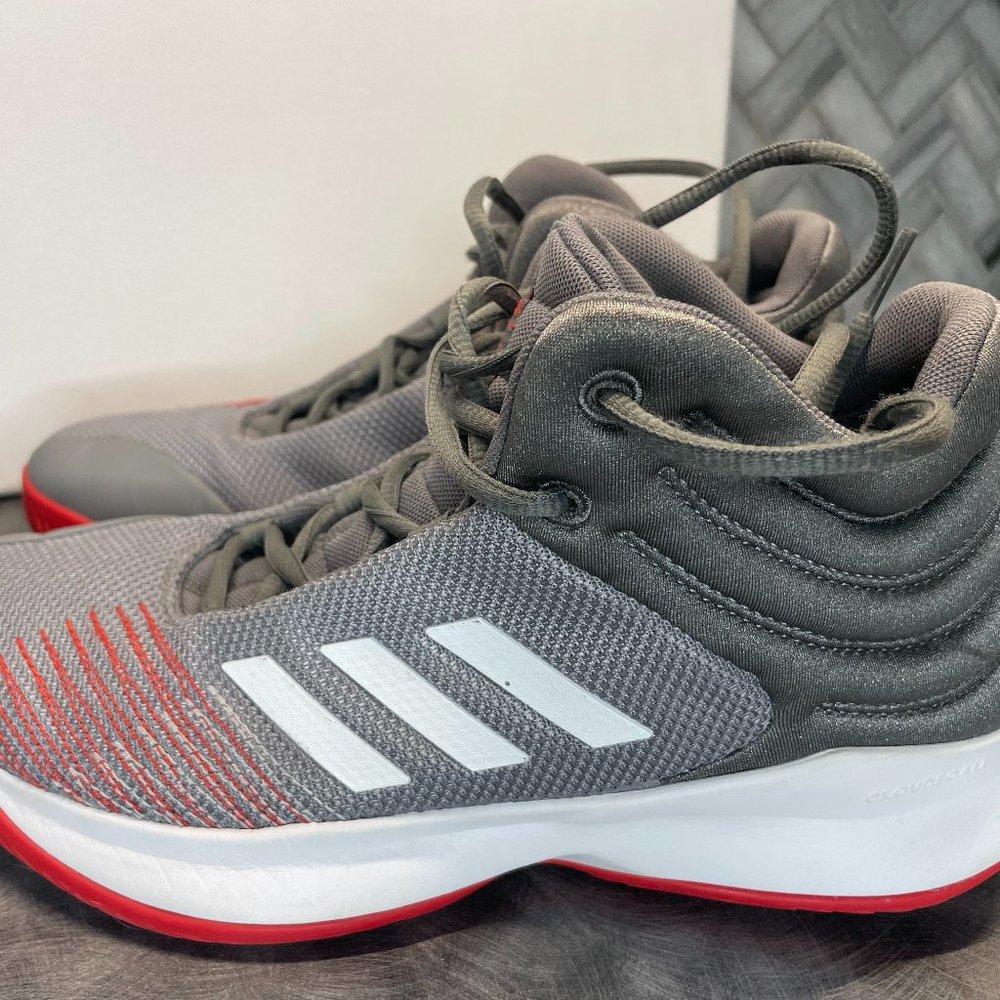 Boys/Mens Size 7 Adidas Basketball Shoes